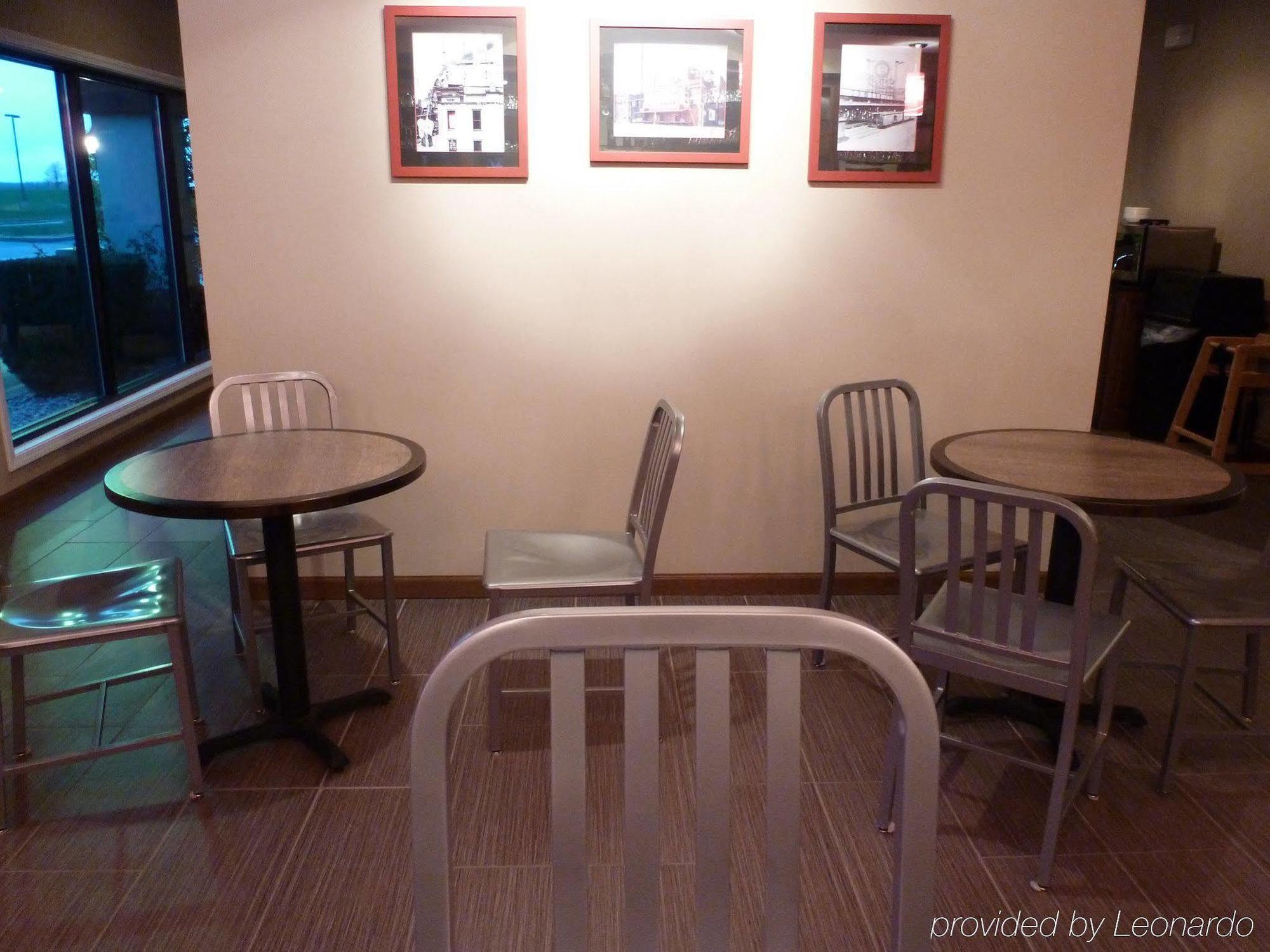 ฮอลิเดย์ อินน์ เอ็กซ์เพรส แอนด์ สวีท อีแวนสวิลล์ นอร์ท Warrenton ร้านอาหาร รูปภาพ